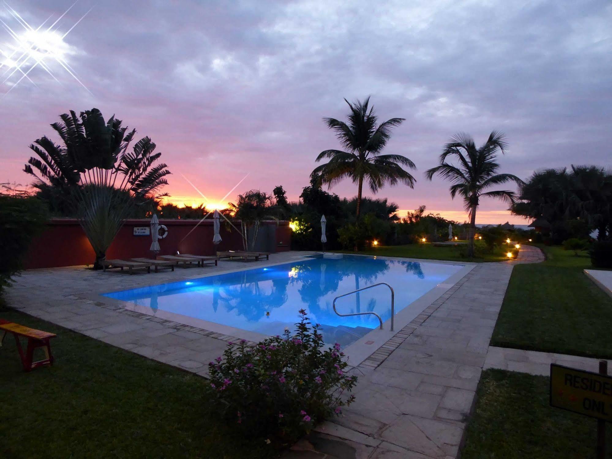 Leo'S Beach Hotel - Adults Only Brufut Exterior photo